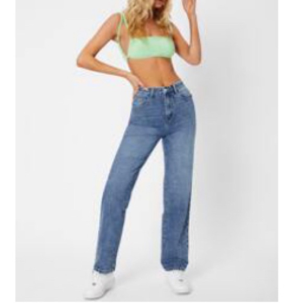 Dark wash. Never worn. High waisted (tall girl fitting) jeans